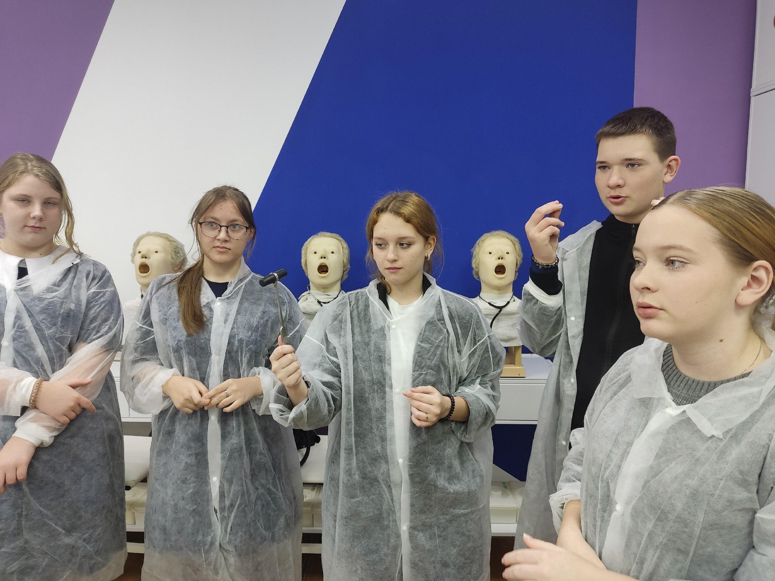 Практические занятия в медицинском классе МБОУ ООШ с. Лавы.